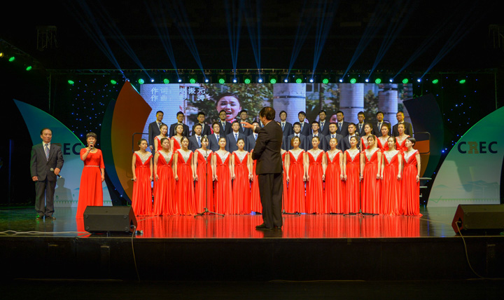 黃美珍、魏明政與華東分院合唱團(tuán)在高大陸的指揮下唱響新能源.jpg