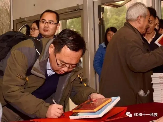 年會現(xiàn)場， 干部員工們領取趙院長的書籍和臺歷.webp.jpg