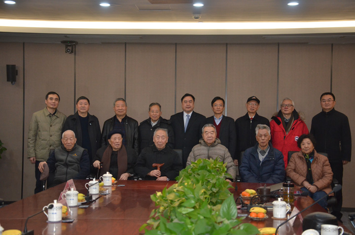 6-趙振元與老領(lǐng)導(dǎo)、大師親切合影留念.JPG