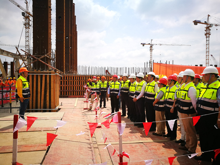 1496426814797936.jpg 2-上海建工機施公司項目經(jīng)理詹志勇宣布華力12英寸生產(chǎn)線建設(shè)項目鋼屋架安裝儀式正式開始.jpg