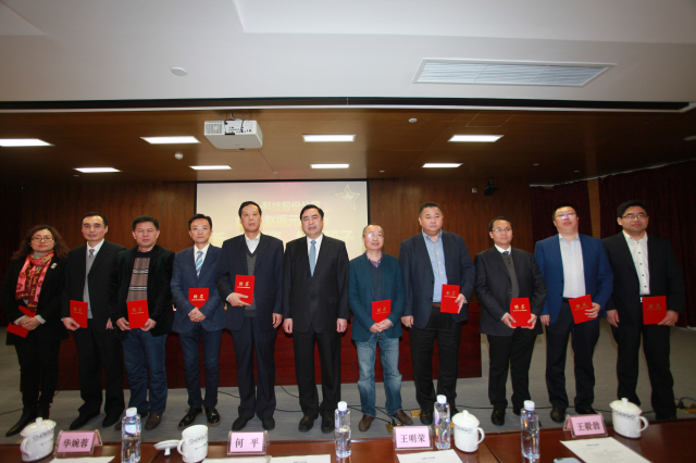 21-十一科技股份公司執(zhí)行班子成員何平、王明云、王毅勃、孫明、白焰、余才志、王利、萬里浪、季超、姚紅親切合影.jpg